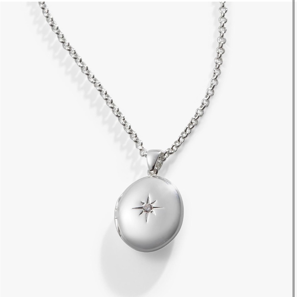 Elegant Silver Pendant Necklace